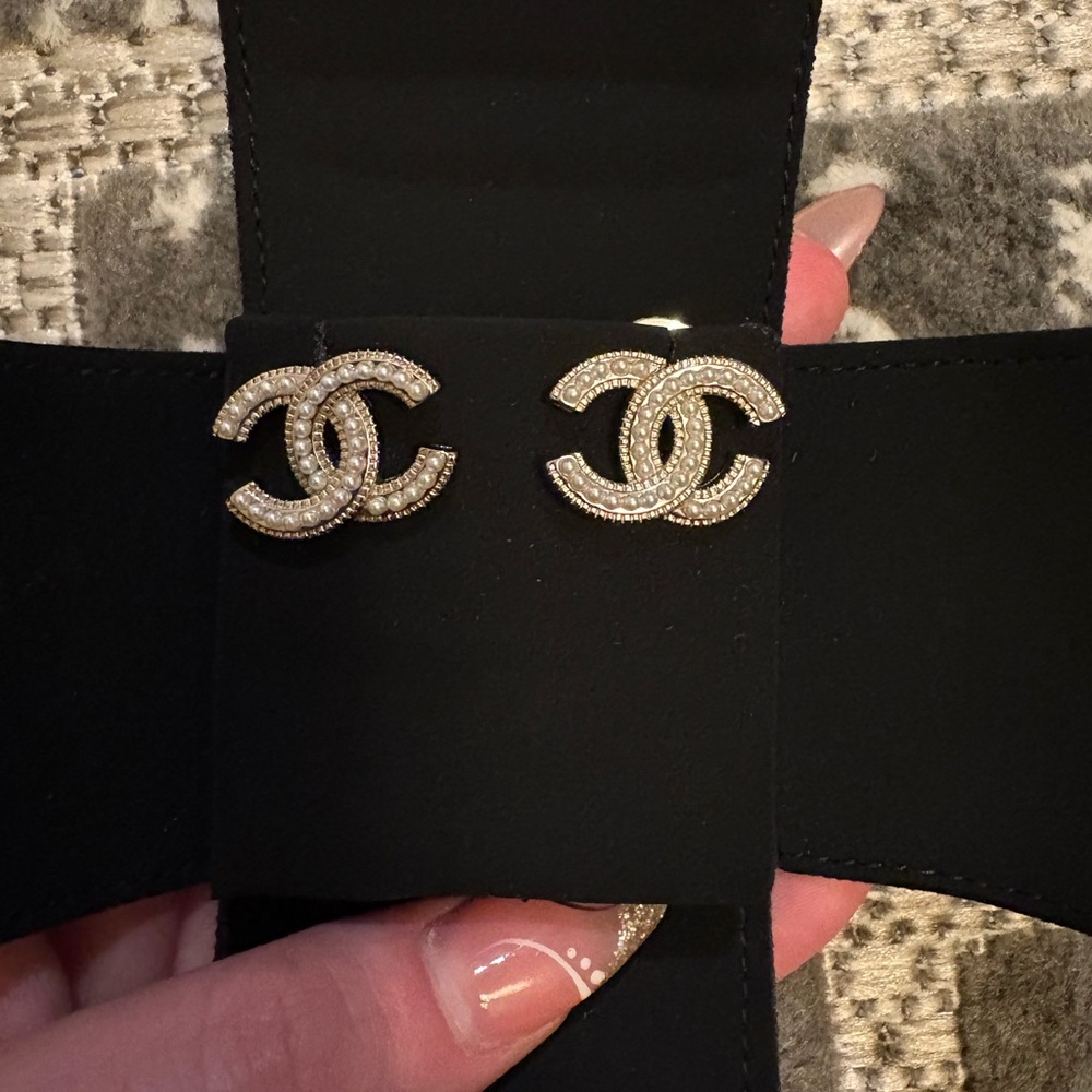 CHANEL Gold and pearl Logo Earrings - Picture 3 of 11